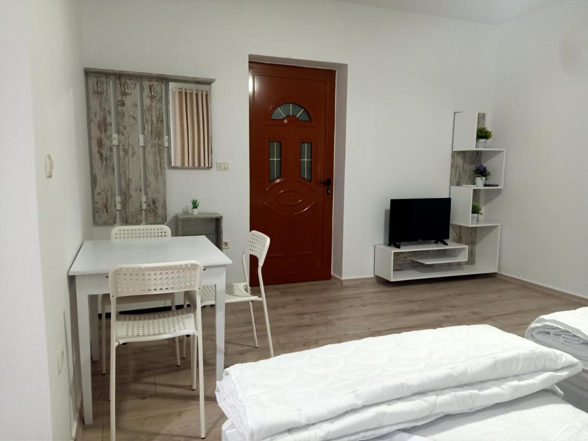Room Click Inn Гірокастра Екстер'єр фото