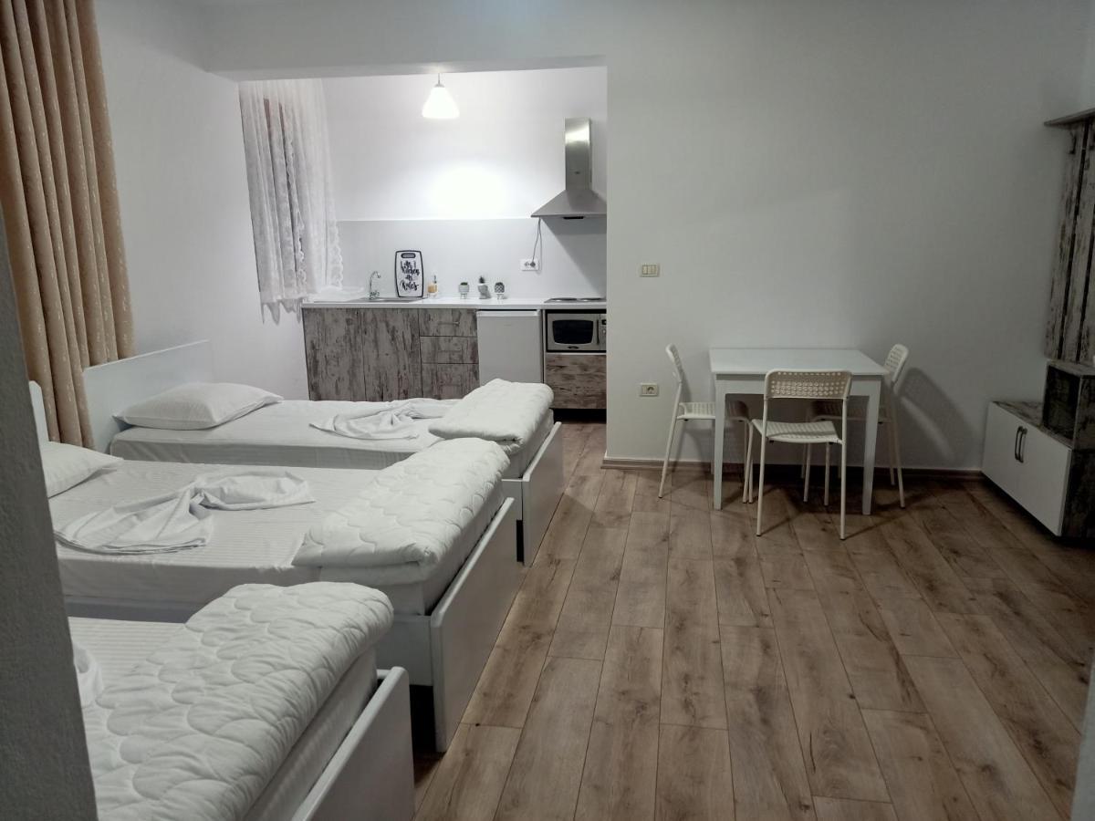 Room Click Inn Гірокастра Екстер'єр фото