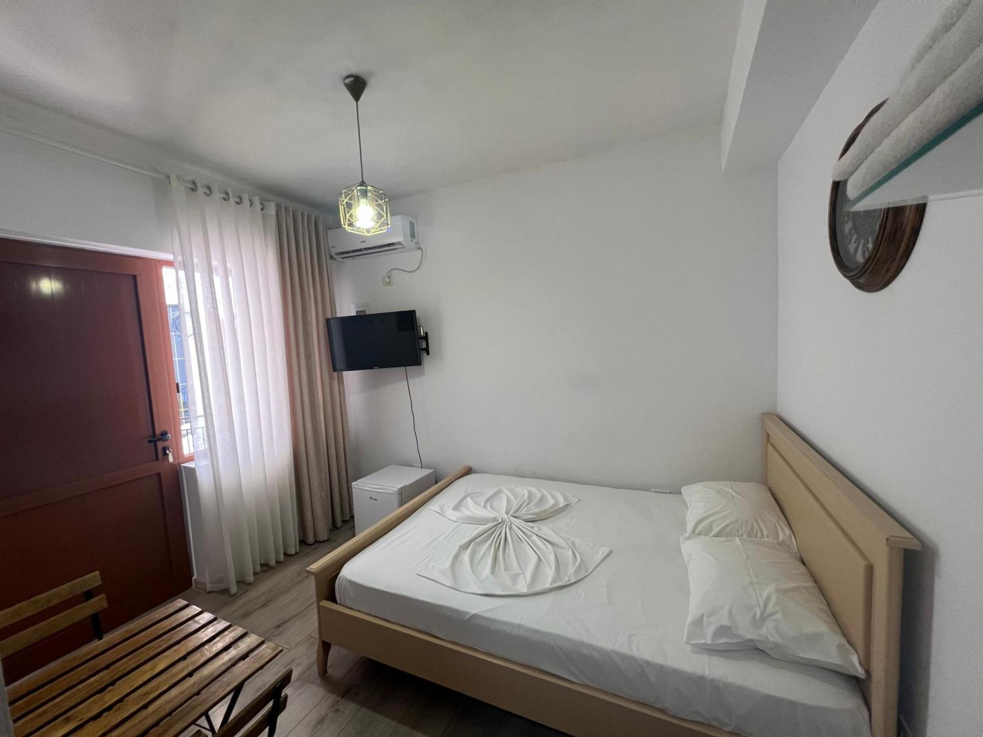 Room Click Inn Гірокастра Екстер'єр фото